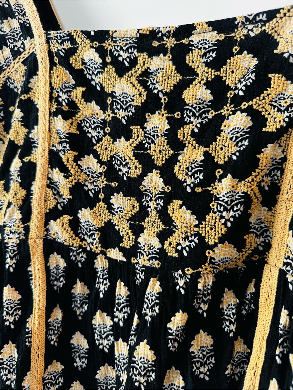 American Eagle Black Gold Embroidered Peplum Top Flutter Sleeve Size Medium - Picture 3 of 7